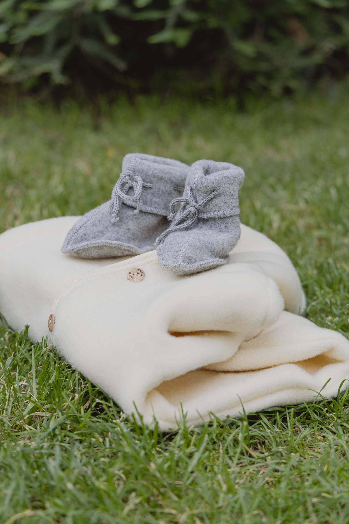 Patuco bebé con cinta ajustable - Gris