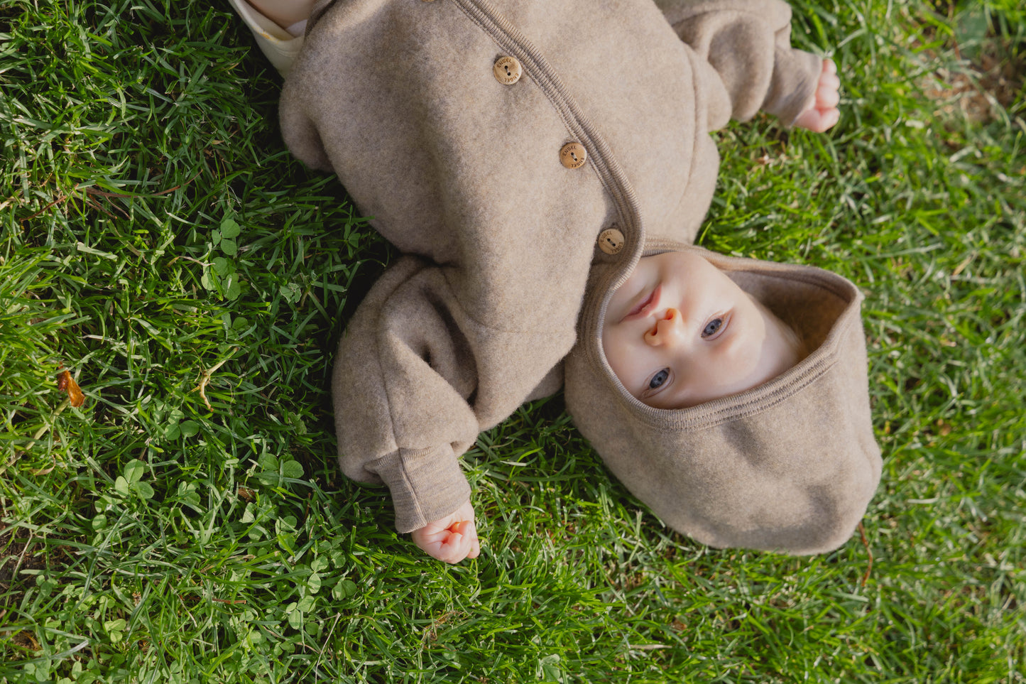 Abrigo con capucha y botones de madera - Walnut